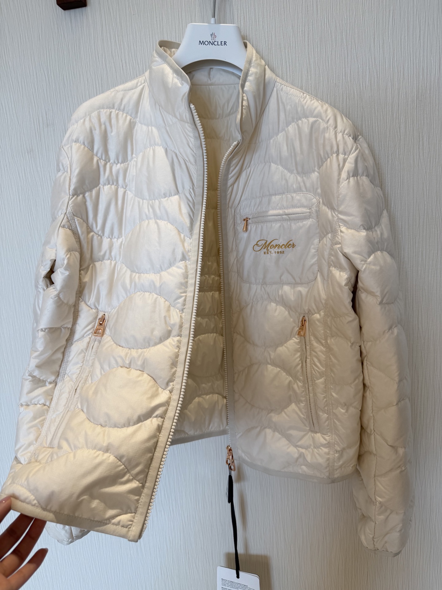 Elegant Wave Pattern Lightweight Down Jacket with Embroidered Gold Label 3 i1758172279687 5363 0 1