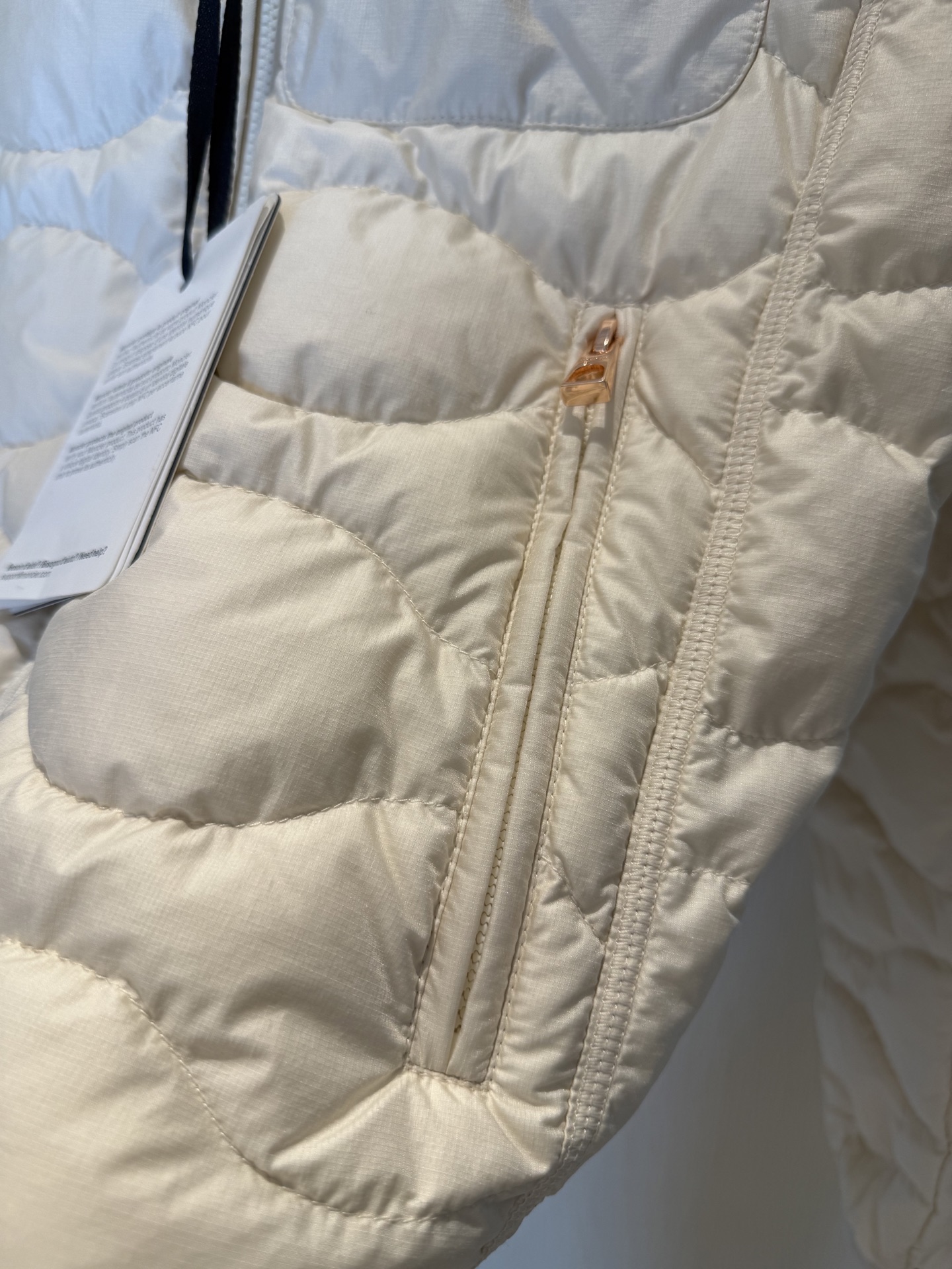 Elegant Wave Pattern Lightweight Down Jacket with Embroidered Gold Label 5 i1758172279687 8215 0 3