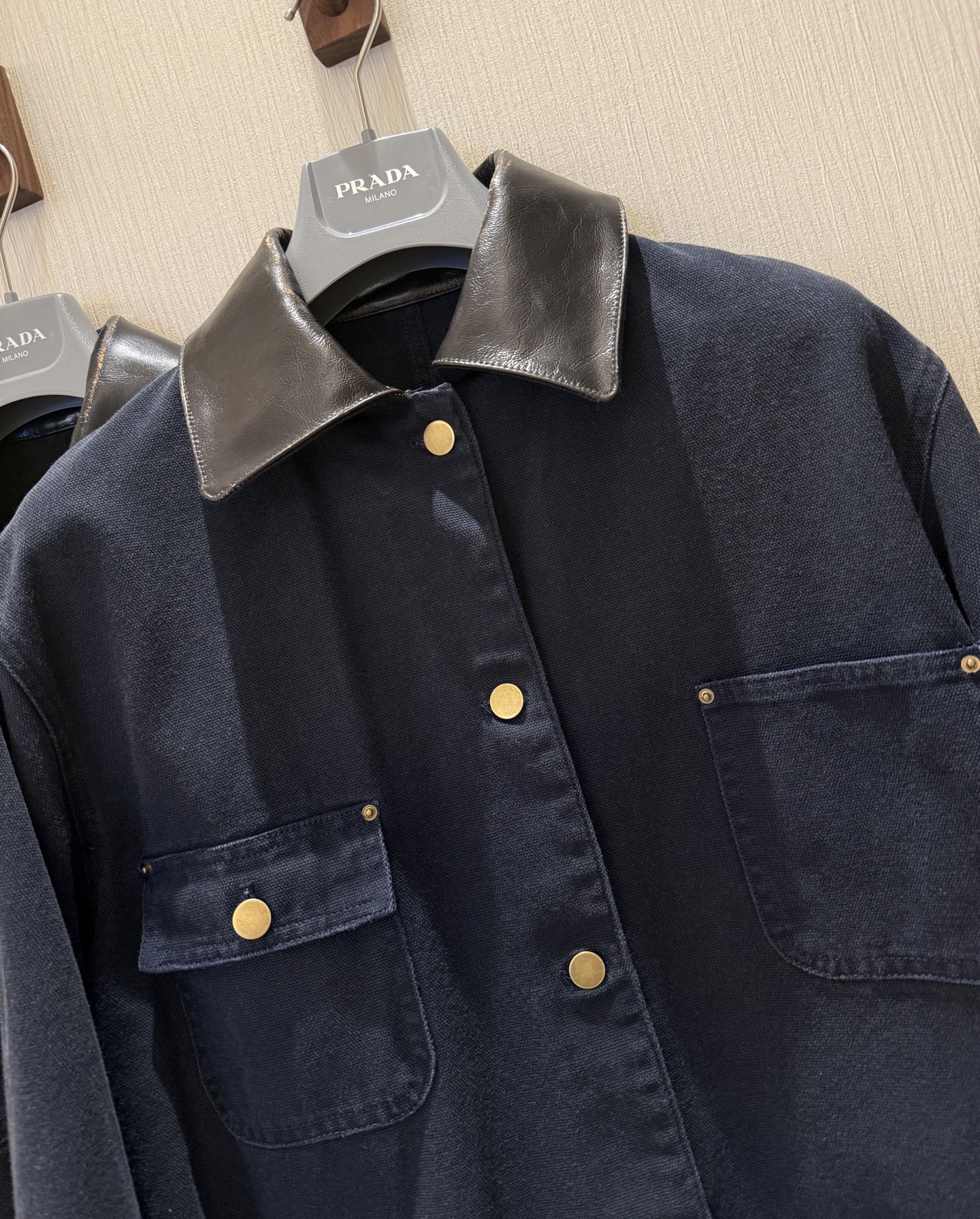 Vintage-Style Denim Jacket with Leather Collar & Four Pockets 5 i1758341308404 1339 0 3