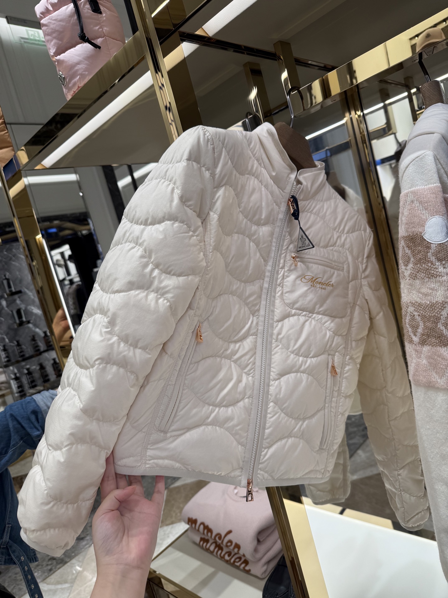Elegant Wave Pattern Lightweight Down Jacket with Embroidered Gold Label 7 i1758526151183 6889 0 5