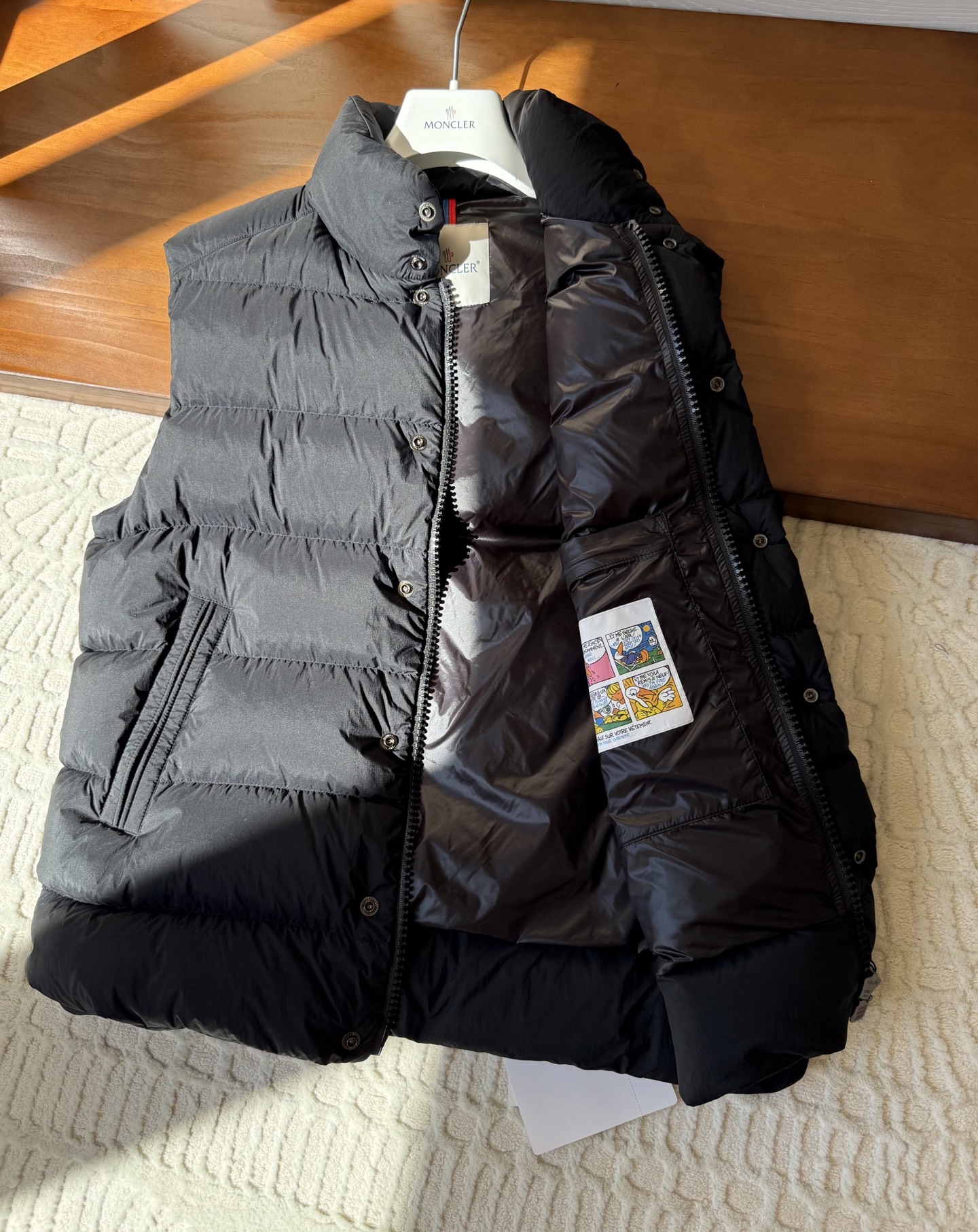 Moncler Tibb Down Vest: Lightweight, Warm, and Versatile Unisex Gilet 5 i1759388887541 4094 0 3