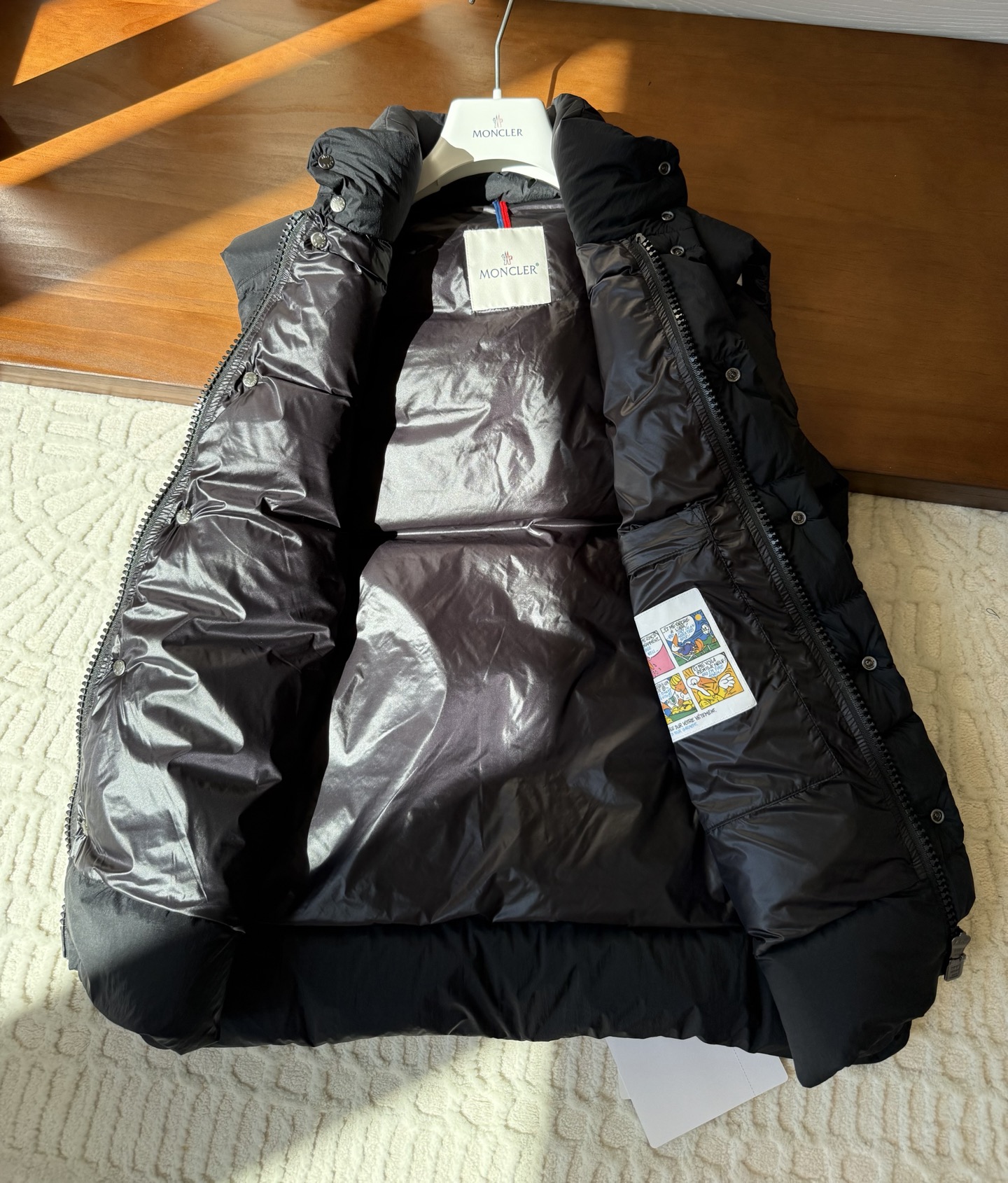 Moncler Tibb Down Vest: Lightweight, Warm, and Versatile Unisex Gilet 6 i1759388887677 8065 0 4
