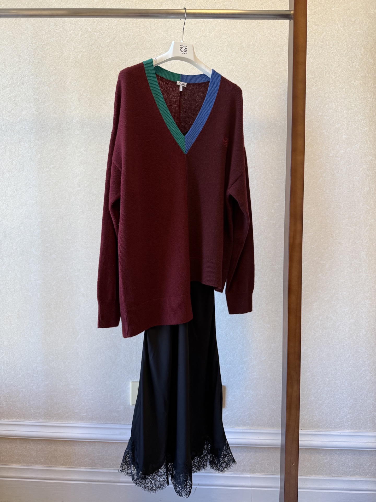 Asymmetrical Wool Sweater with V-Neck and Contrasting Colors 12 i1759563684561 1138 0 10