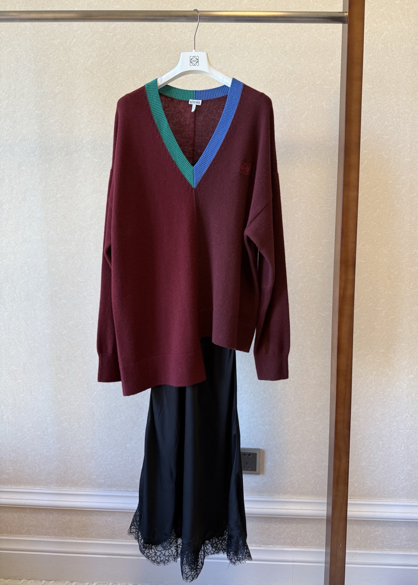 Asymmetrical Wool Sweater with V-Neck and Contrasting Colors 9 i1759563684562 1797 0 7