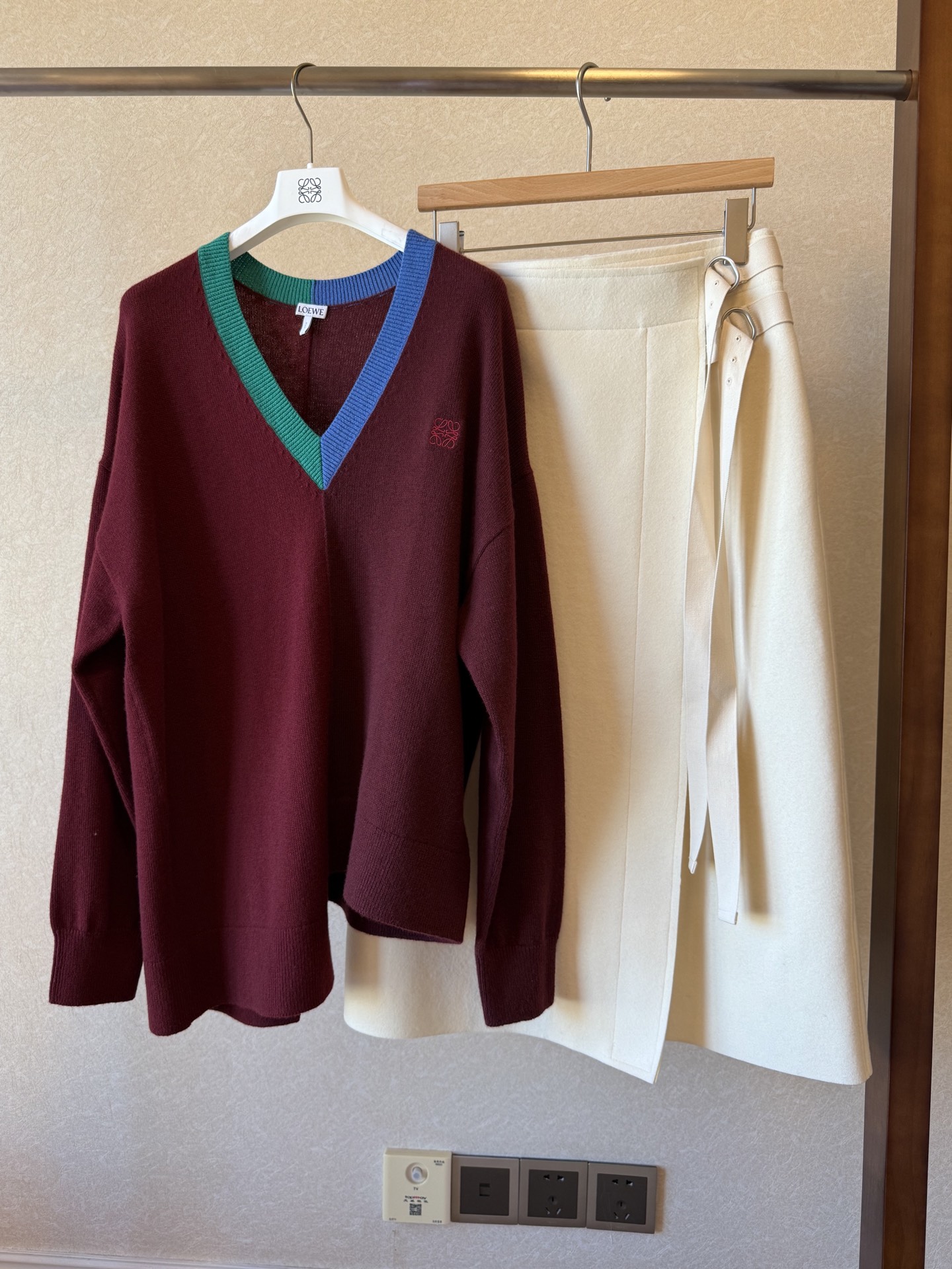Asymmetrical Wool Sweater with V-Neck and Contrasting Colors 7 i1759563689183 9893 0 5