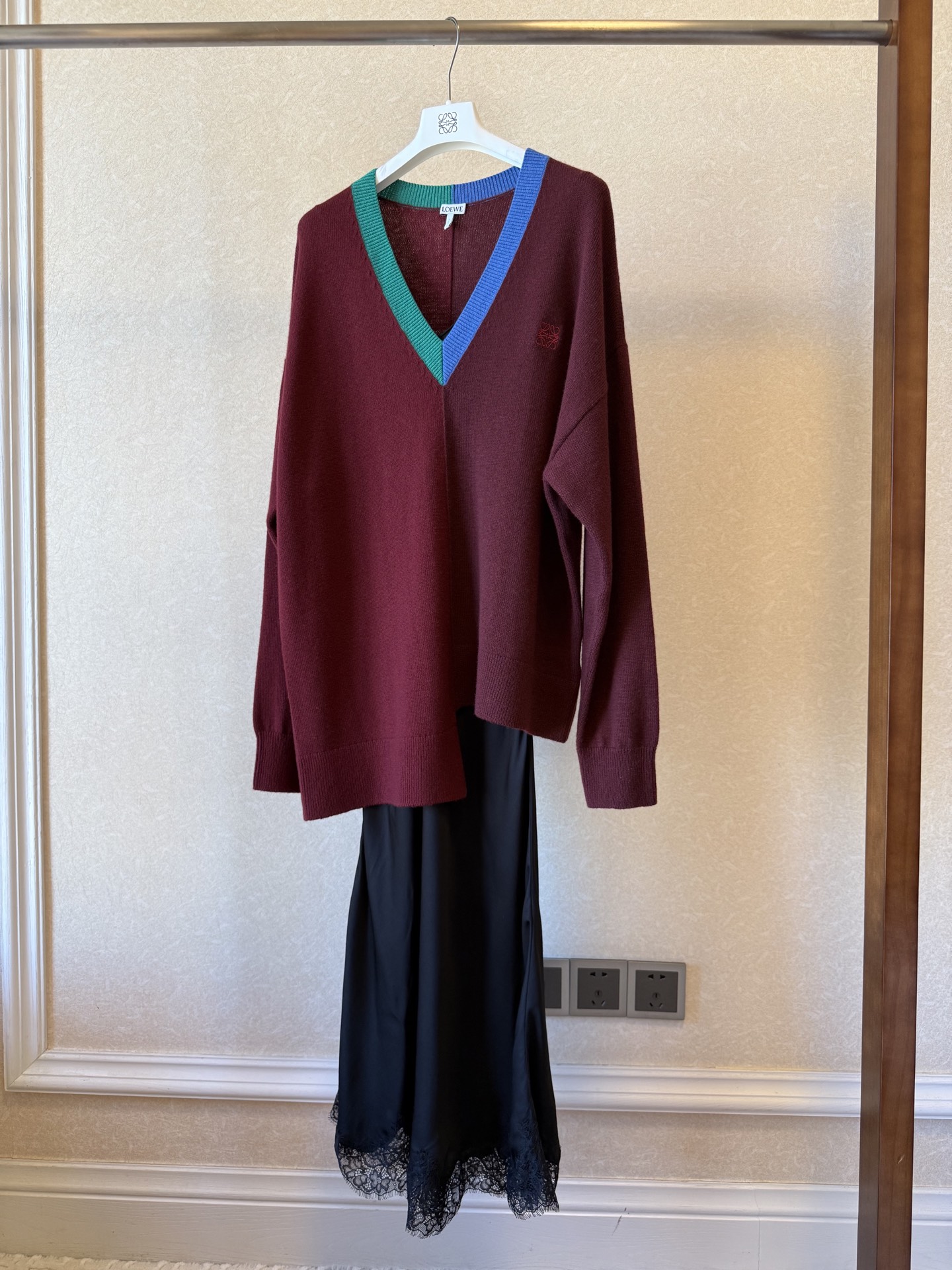 Asymmetrical Wool Sweater with V-Neck and Contrasting Colors 8 i1759563689208 764 0 6