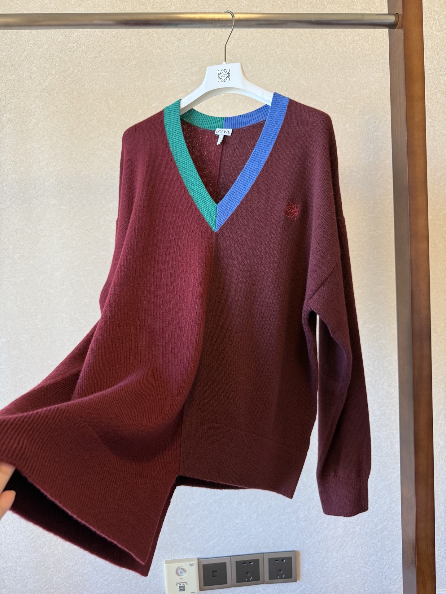Asymmetrical Wool Sweater with V-Neck and Contrasting Colors 6 i1759563689427 7438 0 4