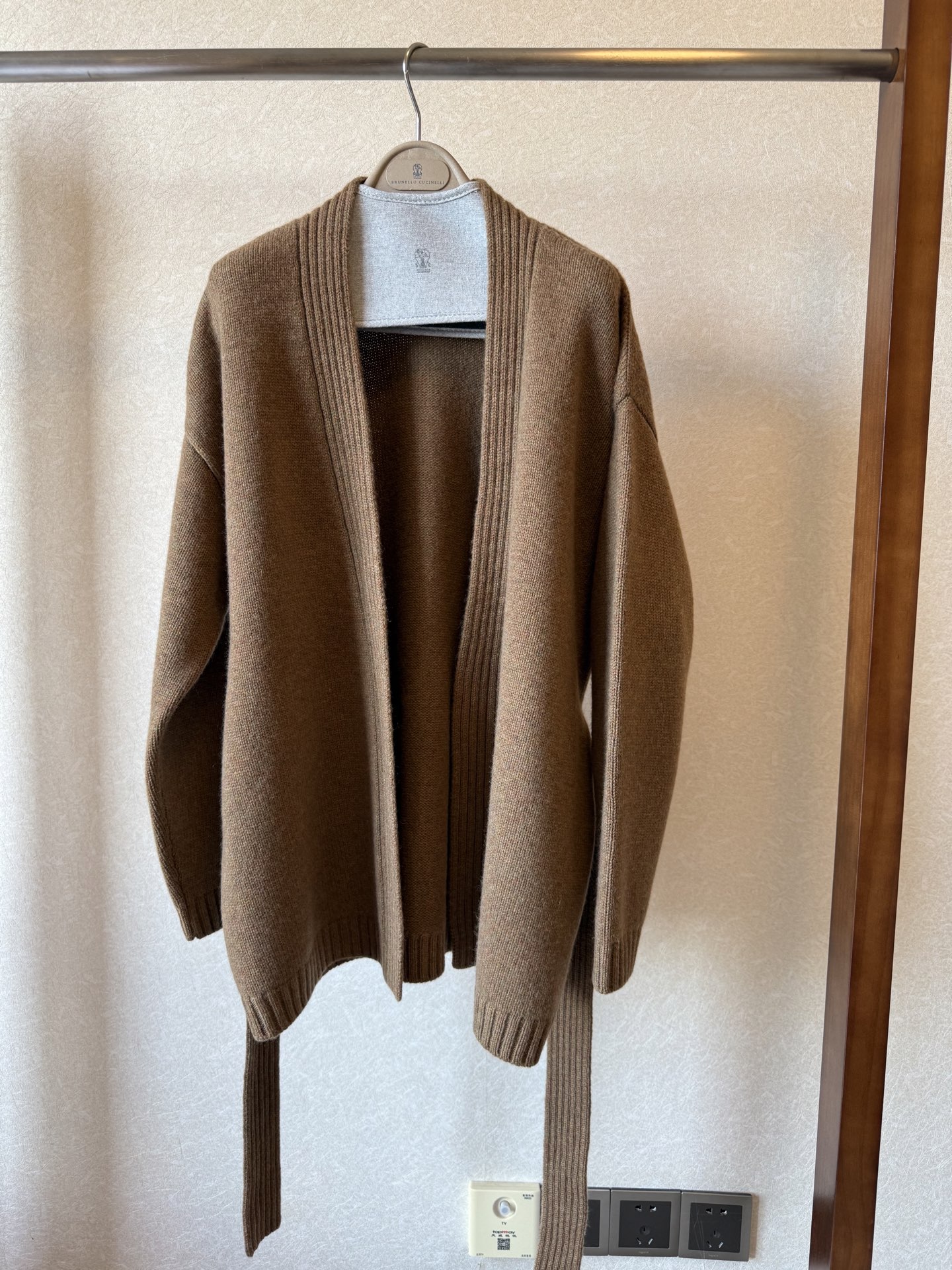 Elegant Women’s Cashmere Cardigan: Soft, Versatile & Stylish Knitwear