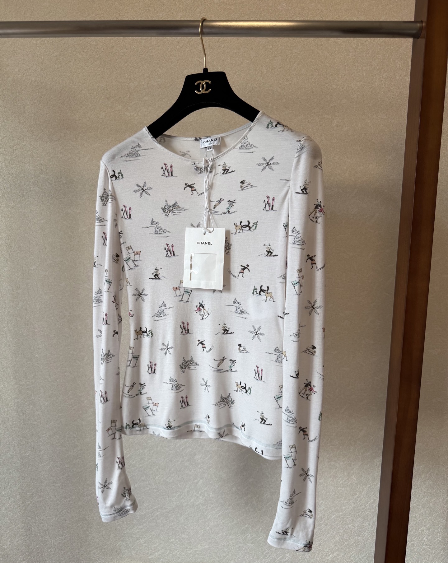 Ski-Themed Long Sleeve T-Shirt with Playful Skiing Figure Print – Soft & Stylish