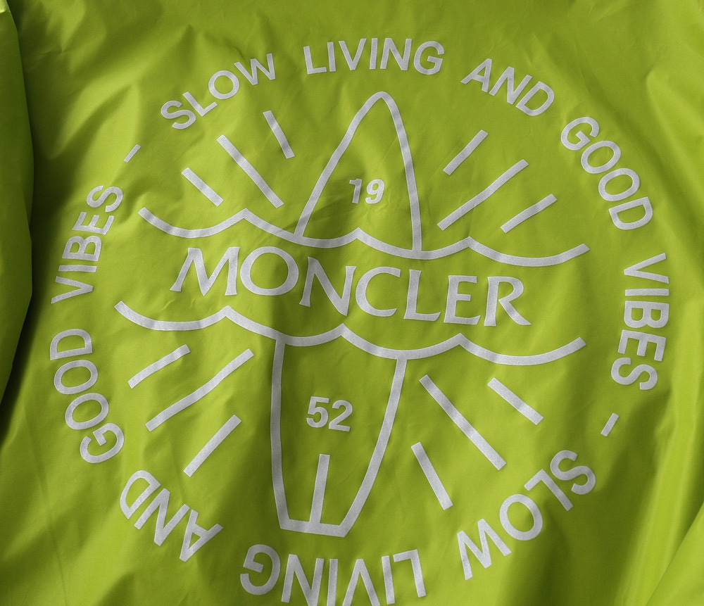 Moncler蒙口连帽夹克男士外套采用细密柔软的轻盈尼龙功能性面料制成背面饰加州冲浪元素简约的设计经典百