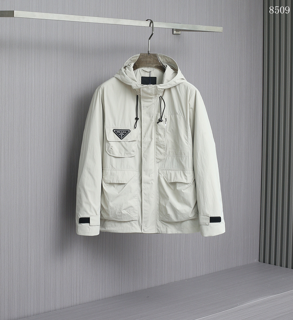 NO:121448,Prada 2025 early spring new hot counter new casual and fashionable jacket, super avant-garde design style, delicate and comfortable, very light and not easy to wrinkle. Multiple craftsmanship The overall design is quite visual, the upper body is casual and stylish, with a certain degree of clarity, absolutely recommended to be at the most cutting-edge temperament of fashion, a must-have for urban casual color, brown, black, apricot, size 48-56,,prada, jackets & coats,alexander wang19860909普拉达 2025早春新款爆款专柜新款休闲时尚夹克 超前卫设计风格 细腻舒适 穿着非常轻便不易起皱.多重重工艺 整体的设计颇具视觉感,上身休闲有型,有一定的挺括度,绝对走在时尚最尖端的气质感推荐,都市休闲必备 颜色咖色 黑色 杏色 尺码48-56,,prada,jackets & coats,alexander wang,Men's clothing