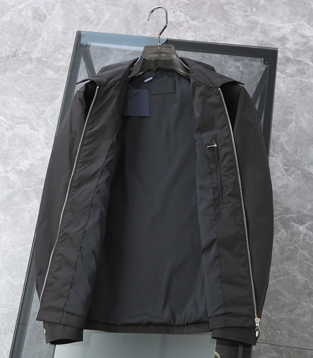   H8831🆕Prada·普拉达 2025开春新款男士翻领夹克外套，原单三标齐全高端版本！高定专柜面料