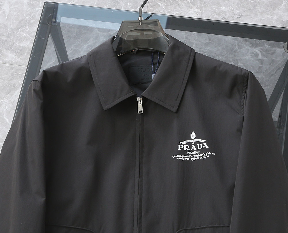   H8831🆕Prada·普拉达 2025开春新款男士翻领夹克外套，原单三标齐全高端版本！高定专柜面料