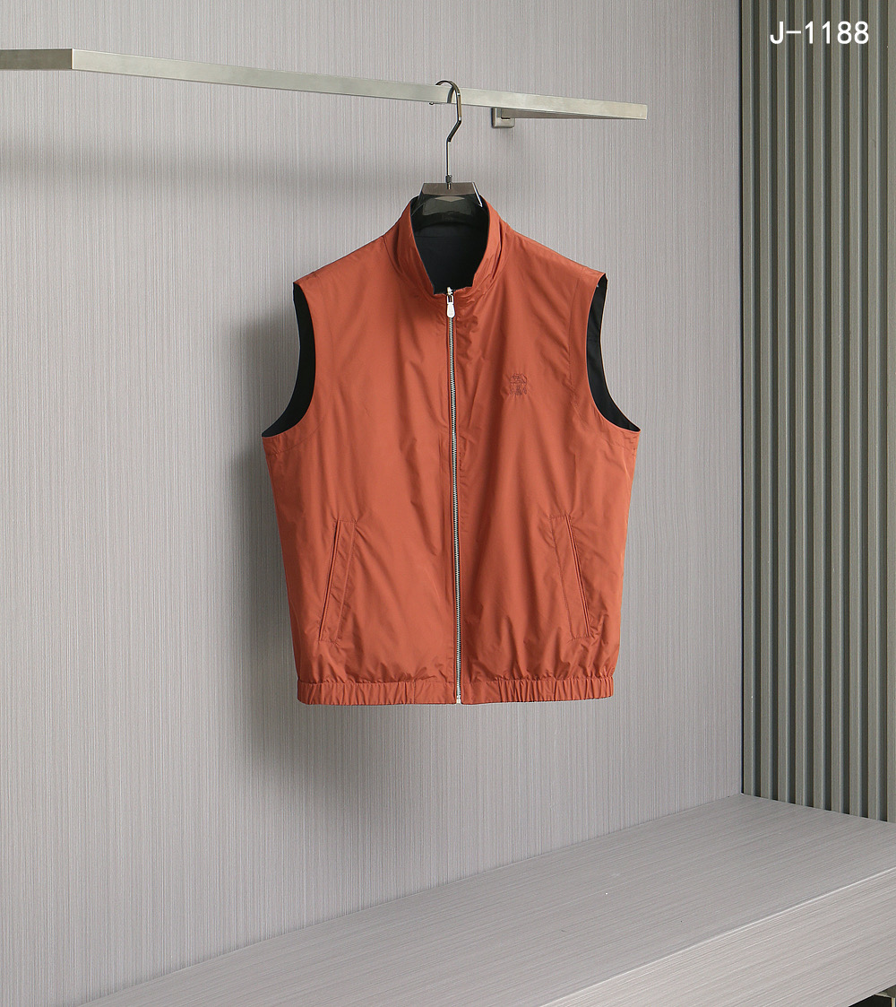 NO:121486,Hong Kong foreign company channel goods, pure blood quality, original Italian production, 2025 early spring new Brun*llo Cucin*ill men's business casual stand collar double-sided vest!  The overall styling and design sense is very strong, perfectly integrating fashion aesthetics and new urban business and leisure concepts, continuing the consistent design tone of BC home, and the Italian minimalist, capable and outdoor functional style are the ultimate interpretation, both solemn and harmonious, with a full style of upper body!  A treasure-level functional equipment that combines fashion sense and technology creates a unique styling item. The overall outline tends to be simple, capable and fashionable stand-up collar, and double-sided design enriches the overall vision!  The high-tech fabric developed by customer-supplied new patents has high-density waterproof and windproof properties, excellent breathability and excellent quick drying. It is a unique fabric type on the market, with invincible texture and light upper body without any burden!  The details are excellent, and the craftsmanship is demonstrated everywhere. The auxiliary materials are exclusively customized, which is suitable for everyday outfits. It can be used for any occasion, business commuting, street leisure, outdoor sports, etc. The upper body effect is capable and stylish, and the wardrobe business leisure is excellent and has a high attendance rate!  Color black Size 48-56, brunello cucinelli,chanel,alexander wang19860909香港洋行公司渠道货,纯正血统品质,意大利原厂出品,2025早春新款Brun*llo Cucin*ill男士商务休闲立领双面穿马甲！整体的造型设计感极强,将时装美学和新都市商务休闲概念完美融合,延续一贯BC家的设计基调,通体将意式的极简、干练和户外功能性风格极致诠释,亦庄亦谐,上身型款十足！集时装感与科技感的一款宝藏级功能型装备,塑造出别具一格的造型单品,整体的轮廓趋于简约派,干练时髦立领,双面穿设计,丰富了整体视觉！客供新型专利研发的高科技面料,具备高密度防水防风属性,且透气性极为优越,速干性极好,属于市面独一无二的面料类型,质感无敌,上身轻便无任何负担感！细节极为出色,处处彰显出匠心工艺,辅料皆为专属定制,符合日常各种穿搭,驾驭任何场合,商务通勤、出街休闲、户外运动等,上身效果干练有型,衣橱商务休闲绝佳的高出勤率！ 颜色黑色 尺码48-56,,brunello cucinelli,chanel,alexander wang,Men's clothing