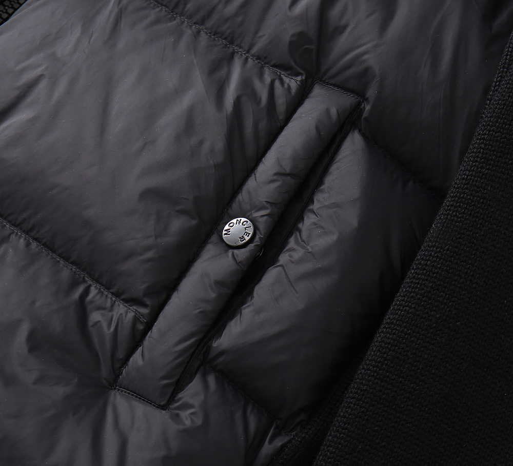 P320
770蒙囗最新款休闲百搭针织拼接袖羽绒服，这款羽绒外套采用创新的再生尼龙织物制作，35%的天丝加上55%尼龙面料，颇具新颖特色！采用90%白鸭绒和10%羽毛填充具有较好的保暖性，即使天气很冷穿着也OK，兼具匠心细节与品牌风格，个性鲜明，拉链和侧身弹力修身设计，日常搭配休闲装与时装均可，超好搭配～
颜色：黑色 咖色 蓝色
尺码：L-4XL