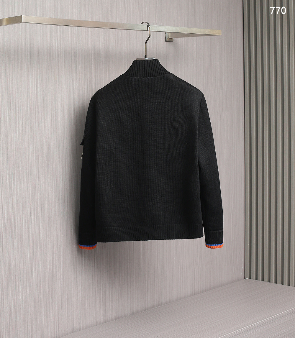 P320
770蒙囗最新款休闲百搭针织拼接袖羽绒服，这款羽绒外套采用创新的再生尼龙织物制作，35%的天丝加上55%尼龙面料，颇具新颖特色！采用90%白鸭绒和10%羽毛填充具有较好的保暖性，即使天气很冷穿着也OK，兼具匠心细节与品牌风格，个性鲜明，拉链和侧身弹力修身设计，日常搭配休闲装与时装均可，超好搭配～
颜色：黑色 咖色 蓝色
尺码：L-4XL