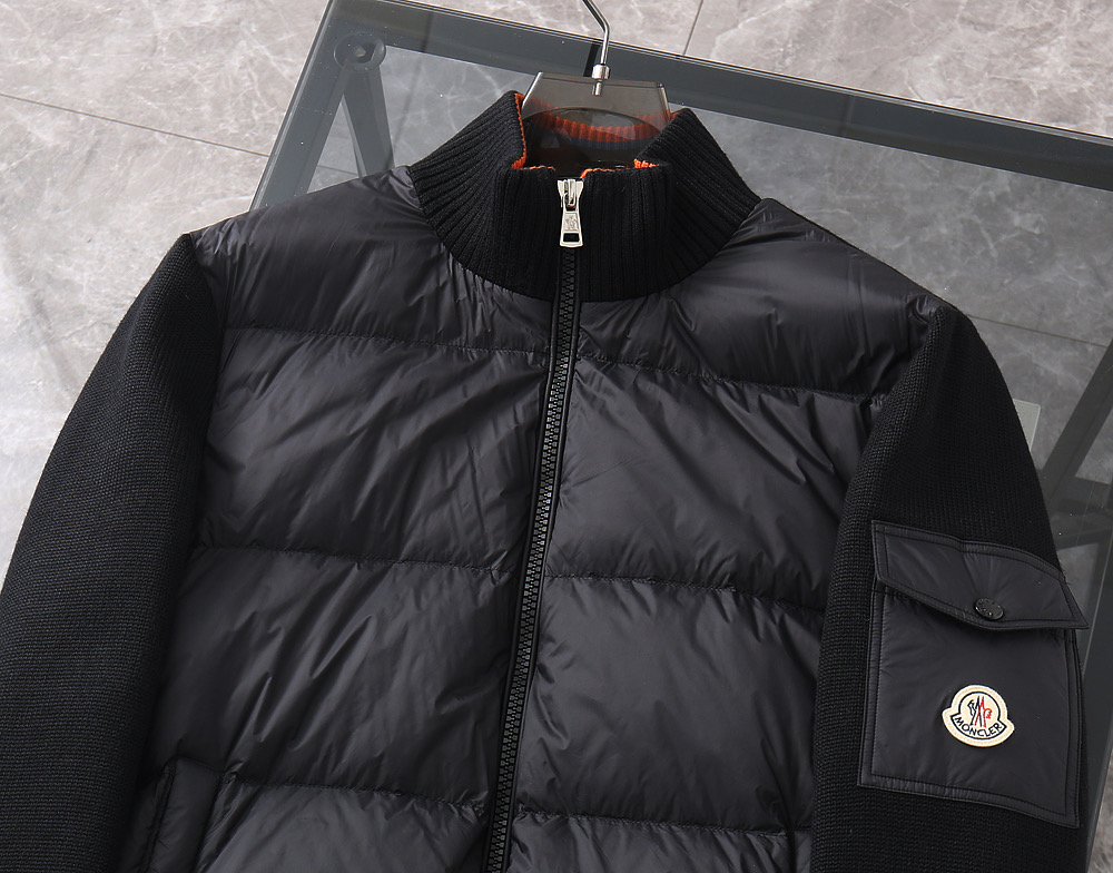 P320
770蒙囗最新款休闲百搭针织拼接袖羽绒服，这款羽绒外套采用创新的再生尼龙织物制作，35%的天丝加上55%尼龙面料，颇具新颖特色！采用90%白鸭绒和10%羽毛填充具有较好的保暖性，即使天气很冷穿着也OK，兼具匠心细节与品牌风格，个性鲜明，拉链和侧身弹力修身设计，日常搭配休闲装与时装均可，超好搭配～
颜色：黑色 咖色 蓝色
尺码：L-4XL