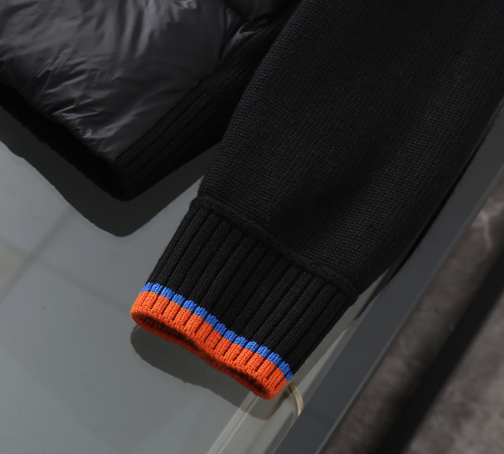 P320
770蒙囗最新款休闲百搭针织拼接袖羽绒服，这款羽绒外套采用创新的再生尼龙织物制作，35%的天丝加上55%尼龙面料，颇具新颖特色！采用90%白鸭绒和10%羽毛填充具有较好的保暖性，即使天气很冷穿着也OK，兼具匠心细节与品牌风格，个性鲜明，拉链和侧身弹力修身设计，日常搭配休闲装与时装均可，超好搭配～
颜色：黑色 咖色 蓝色
尺码：L-4XL