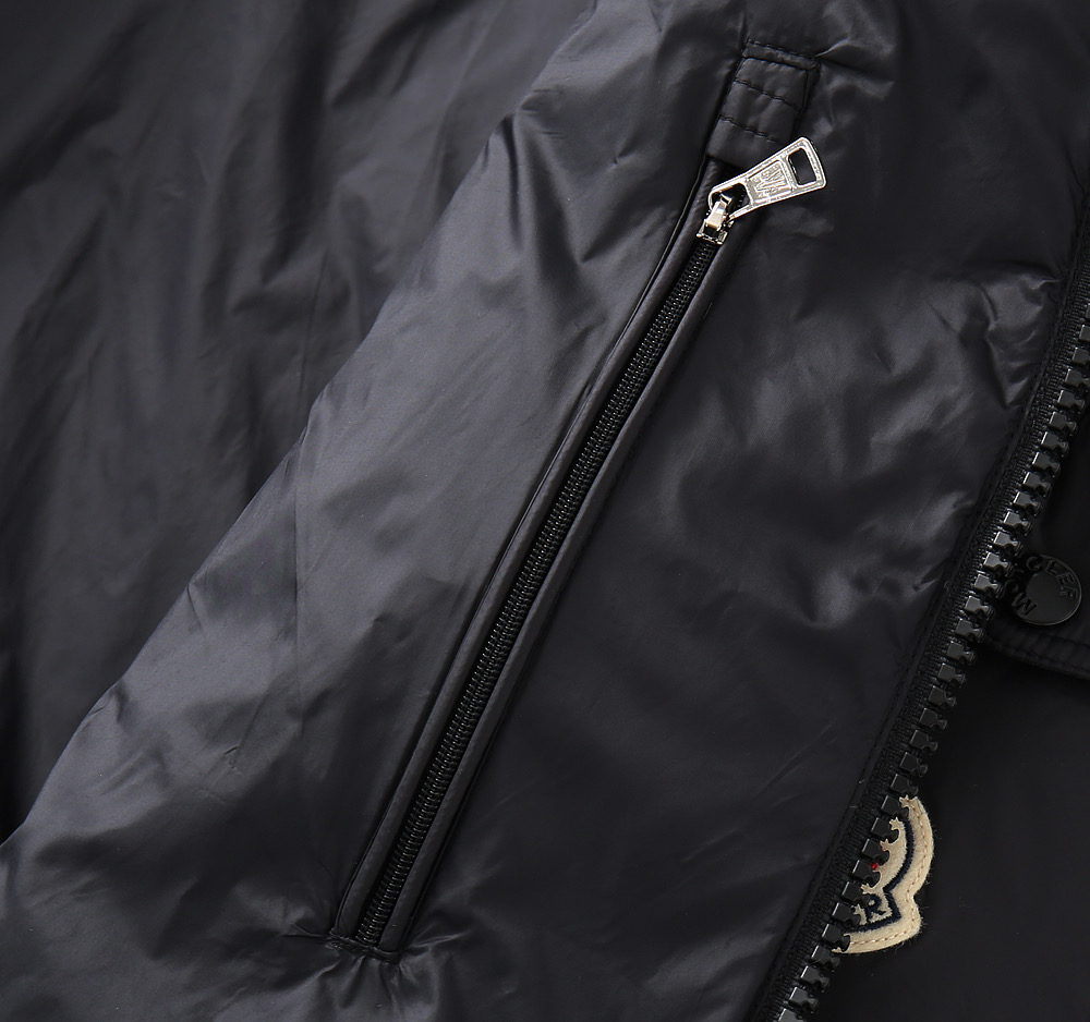 P320
770蒙囗最新款休闲百搭针织拼接袖羽绒服，这款羽绒外套采用创新的再生尼龙织物制作，35%的天丝加上55%尼龙面料，颇具新颖特色！采用90%白鸭绒和10%羽毛填充具有较好的保暖性，即使天气很冷穿着也OK，兼具匠心细节与品牌风格，个性鲜明，拉链和侧身弹力修身设计，日常搭配休闲装与时装均可，超好搭配～
颜色：黑色 咖色 蓝色
尺码：L-4XL