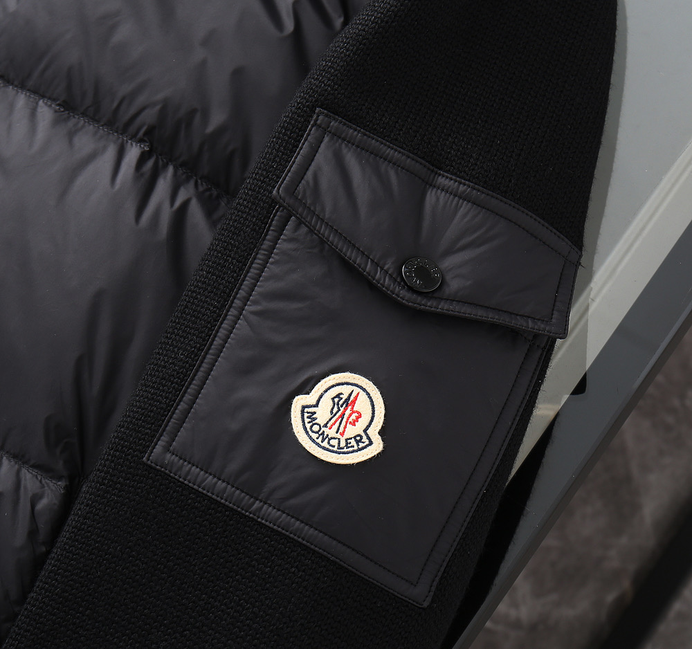 P320
770蒙囗最新款休闲百搭针织拼接袖羽绒服，这款羽绒外套采用创新的再生尼龙织物制作，35%的天丝加上55%尼龙面料，颇具新颖特色！采用90%白鸭绒和10%羽毛填充具有较好的保暖性，即使天气很冷穿着也OK，兼具匠心细节与品牌风格，个性鲜明，拉链和侧身弹力修身设计，日常搭配休闲装与时装均可，超好搭配～
颜色：黑色 咖色 蓝色
尺码：L-4XL