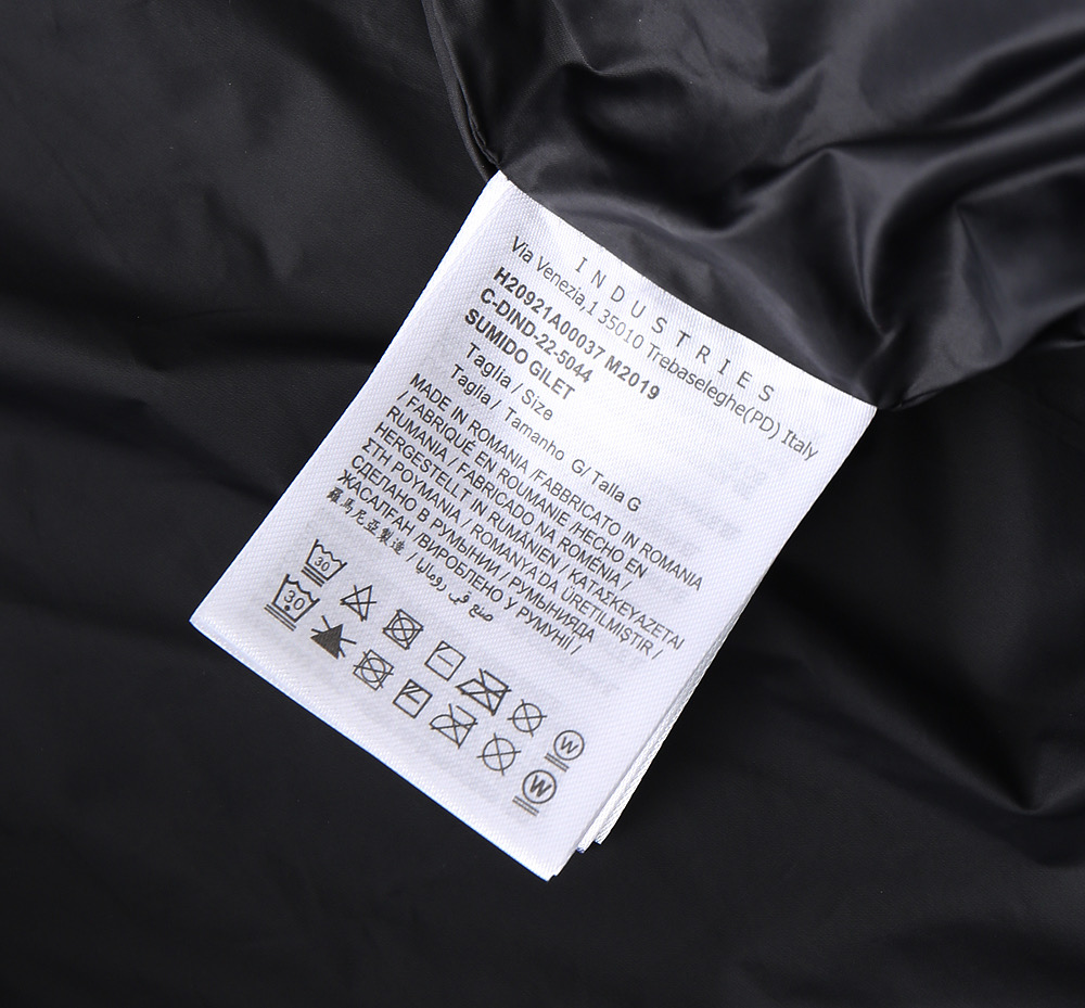 P320
770蒙囗最新款休闲百搭针织拼接袖羽绒服，这款羽绒外套采用创新的再生尼龙织物制作，35%的天丝加上55%尼龙面料，颇具新颖特色！采用90%白鸭绒和10%羽毛填充具有较好的保暖性，即使天气很冷穿着也OK，兼具匠心细节与品牌风格，个性鲜明，拉链和侧身弹力修身设计，日常搭配休闲装与时装均可，超好搭配～
颜色：黑色 咖色 蓝色
尺码：L-4XL