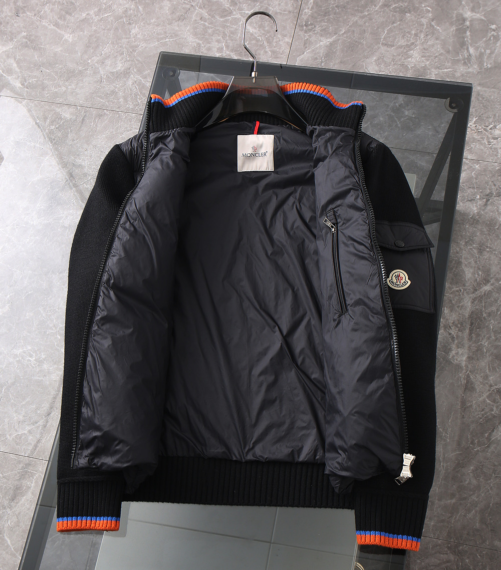 P320
770蒙囗最新款休闲百搭针织拼接袖羽绒服，这款羽绒外套采用创新的再生尼龙织物制作，35%的天丝加上55%尼龙面料，颇具新颖特色！采用90%白鸭绒和10%羽毛填充具有较好的保暖性，即使天气很冷穿着也OK，兼具匠心细节与品牌风格，个性鲜明，拉链和侧身弹力修身设计，日常搭配休闲装与时装均可，超好搭配～
颜色：黑色 咖色 蓝色
尺码：L-4XL