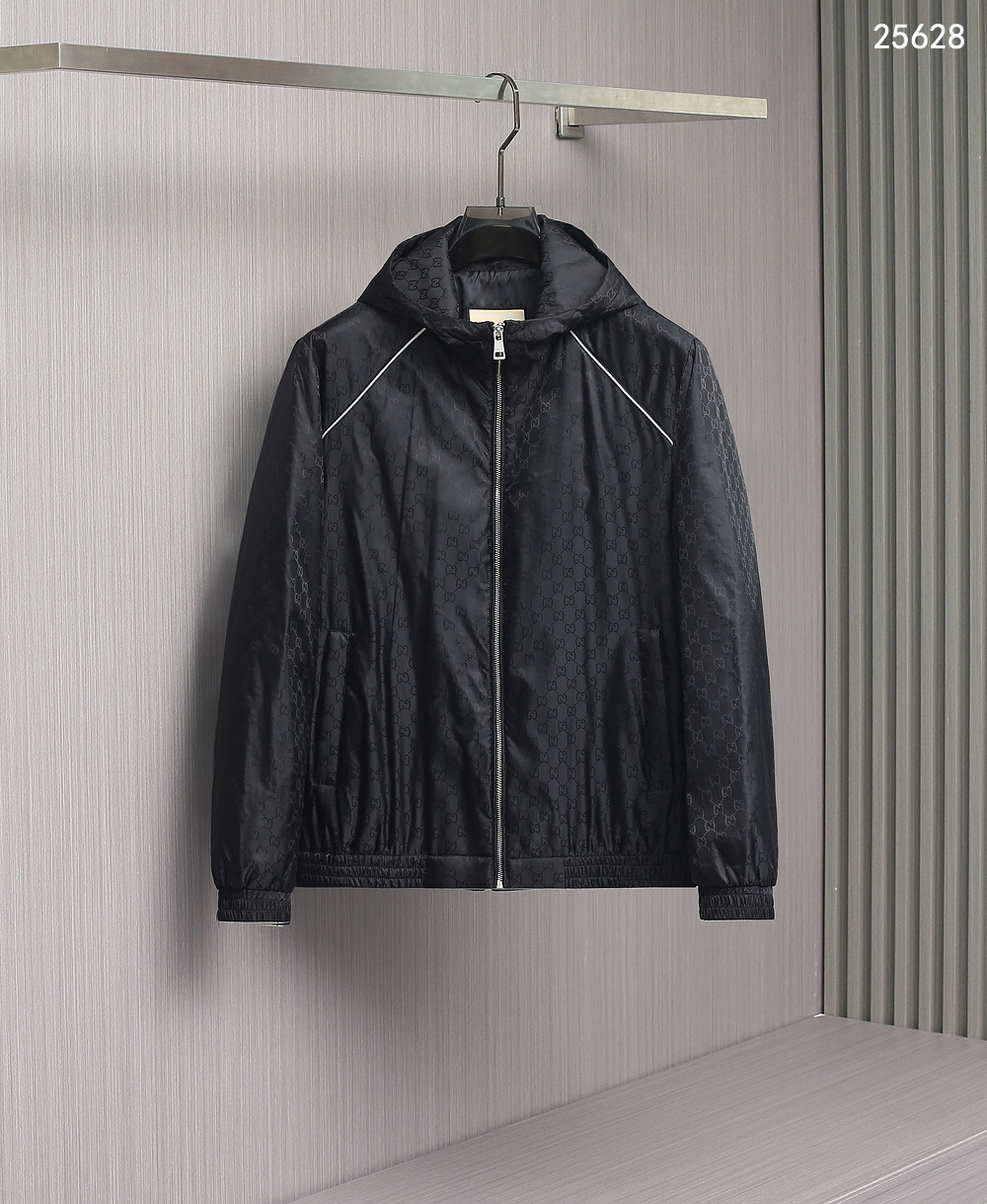 NO:862551,25J62825ss new spring and winter style!  -Gucc*i classic hooded fashion casual thin cotton jacket, high-end quality fashionable temperament, classic men's fashionable casual jacket, non-removable hood, raglan sleeve design, customized classic all-over jacquard double G interlocking fabric, the overall style is very high-end, simple and versatile for daily wear, the upper body effect is light and thin, the original cut is consistent, the workmanship is neat and neat, the casual style ~ simple and fashionable!  The hooded design looks youthful yet fashionable, suitable for business or leisure!   The hardware accessories are all GU's latest black lacquer texture pulls. The body is very three-dimensional and has a sense of design. The hem and cuffs are designed with beef tendons. The high-end custom-made lightweight pure cotton smooth fabric has a soft, smooth and delicate feel and high comfort. The high-quality original hardware accessories, coupled with neat tailoring techniques, feel soft, smooth and delicate, and the details are great!  The shape of the upper body and back is fit and docile, the outline is straight and strong, and the designers and craftsmen skillfully match the colors in a tacit manner. The upper body can easily control various occasions regardless of age, and you can enjoy full comfort while being fashionable and handsome!  Color Black Gray Size 48-56,,gucci,jackets & coats,jackets & coats,hats,1986090925J62825ss春冬新款！-Gucc*i经典连帽时尚休闲薄棉夹克外套,高端品质时髦气质款,经典男士时尚休闲夹克,不可脱卸的连帽,插肩袖设计,定制经典满幅提花双G互扣面料,整体风格非常高级,简约百搭的日常穿搭,上身效果轻薄有度,原版一致的裁剪,做工精致走线工整,穿搭随意风格～简单又时髦 ！连帽设计显年轻又不失时尚,商务可休闲！  五金配件都是GU最新的黑漆质感拉头,衣身很立体很有设计感的裁剪,下摆袖口牛筋束口设计,高端定制轻薄纯棉光滑面料,手感柔软光滑细腻舒适度高.高品质原厂五金配件,加上利落的剪裁手法,触感柔软光滑又细腻,细节非常棒！使得上身后的版型合体服帖,轮廓挺拔硬朗,设计师与工艺师巧夺天工的颜色默契搭配,不分年龄段上身轻松驾驭各种场合,在时尚潇洒帅气之下有尽享舒适！ 颜色黑色 灰色 尺码48-56,,gucci,jackets & coats,jackets & coats,hats,,Men's clothing