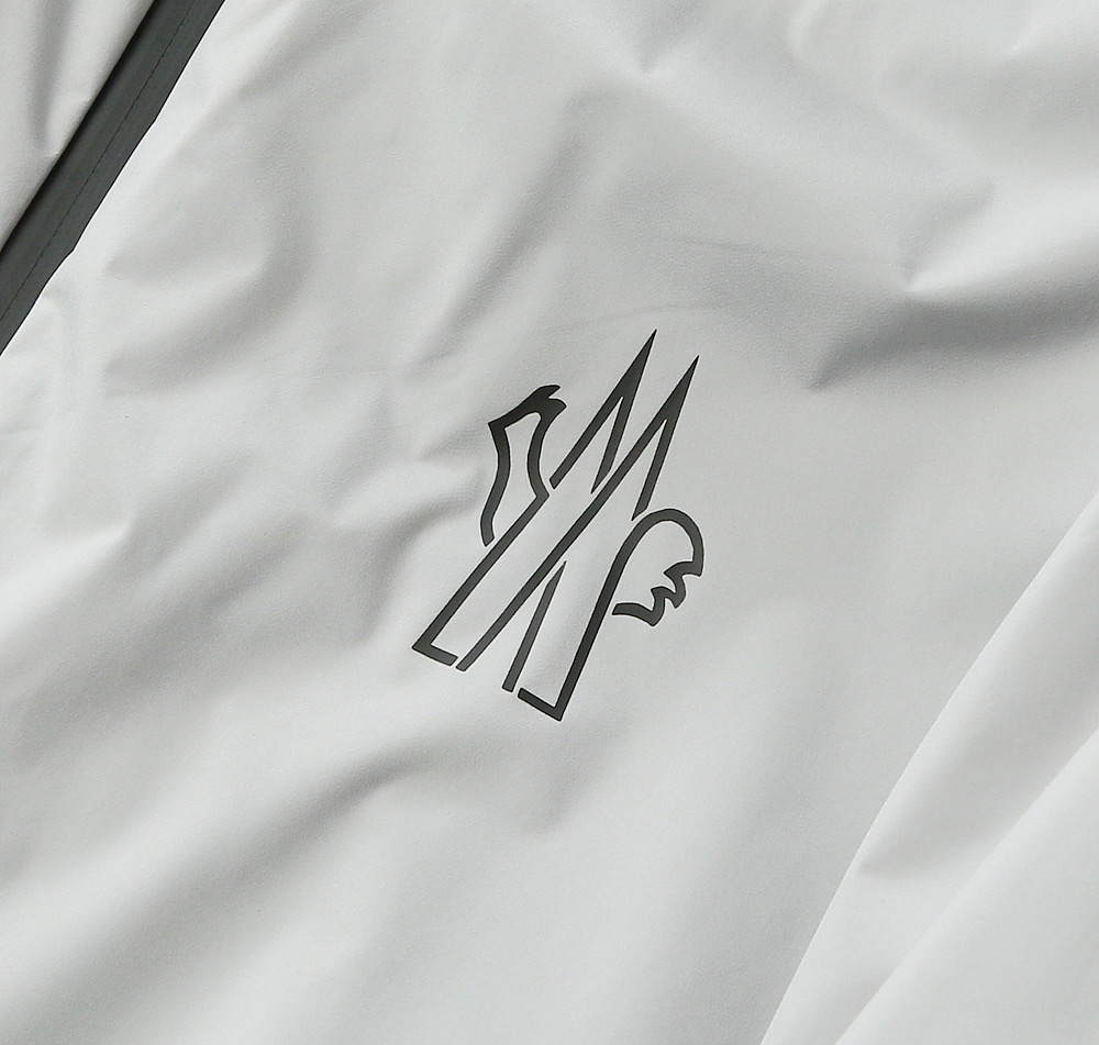 876 MONCLER蒙口2026新春最新出品，连帽防水夹克外套#同步官网发售！该款夹克外层超柔聚酯纤维