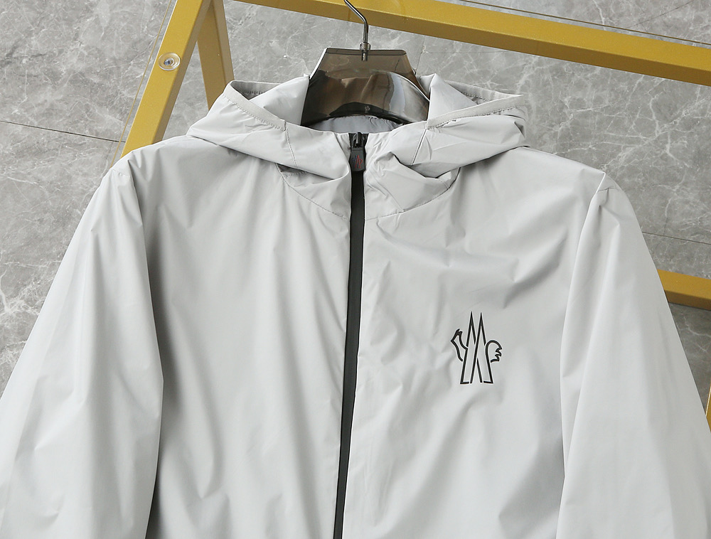 876 MONCLER蒙口2026新春最新出品，连帽防水夹克外套#同步官网发售！该款夹克外层超柔聚酯纤维