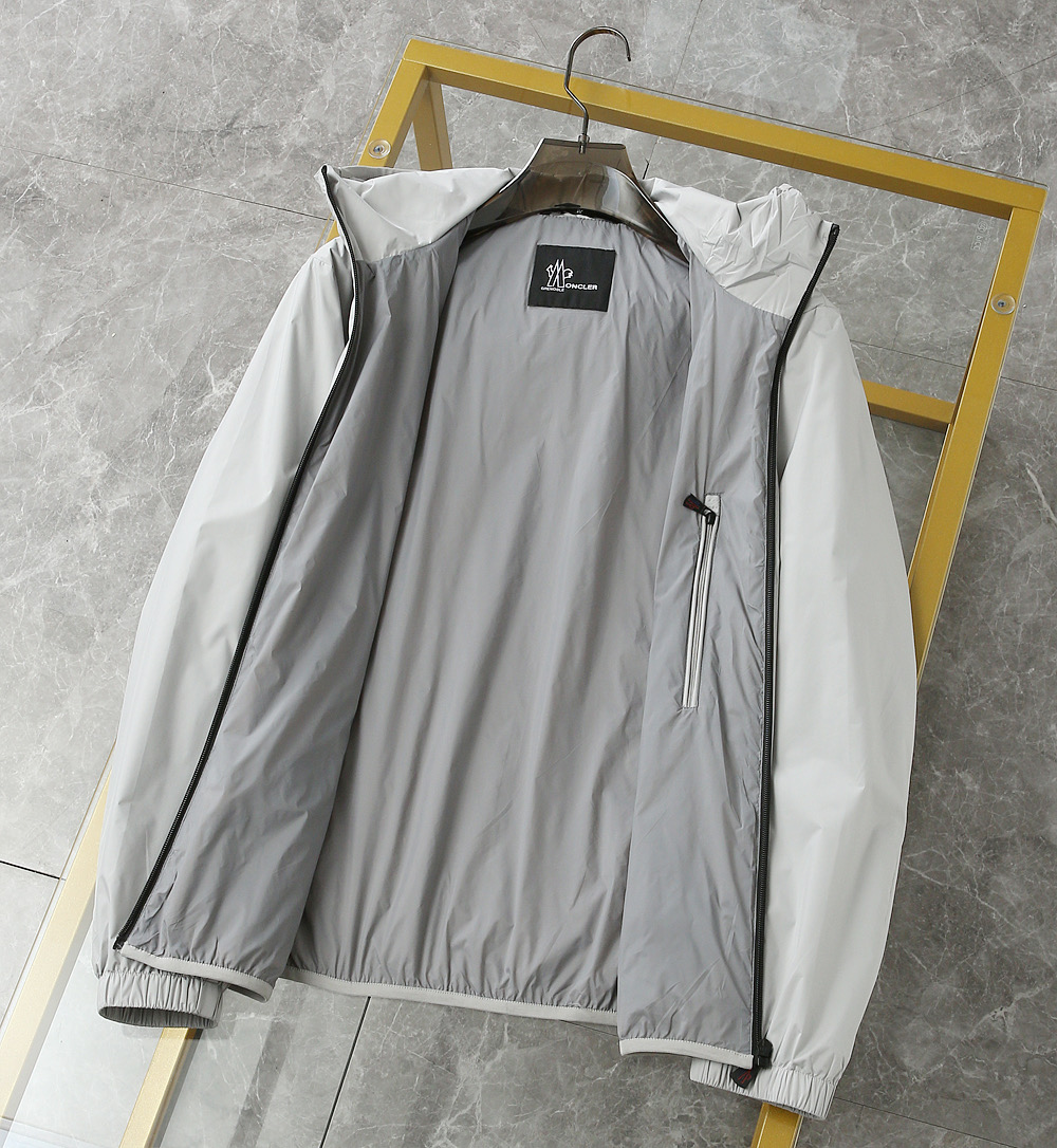 876 MONCLER蒙口2026新春最新出品，连帽防水夹克外套#同步官网发售！该款夹克外层超柔聚酯纤维