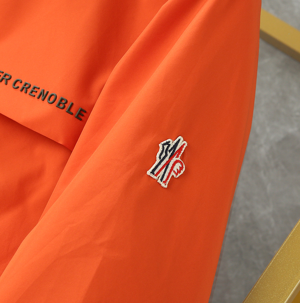 828 MONCLER蒙口2026新春最新出品，连帽防水夹克外套#同步官网发售！该款夹克外层超柔聚酯纤维