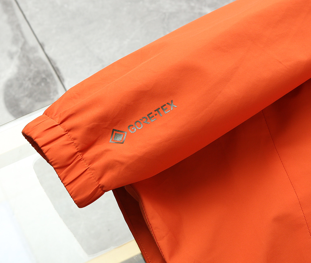 828 MONCLER蒙口2026新春最新出品，连帽防水夹克外套#同步官网发售！该款夹克外层超柔聚酯纤维