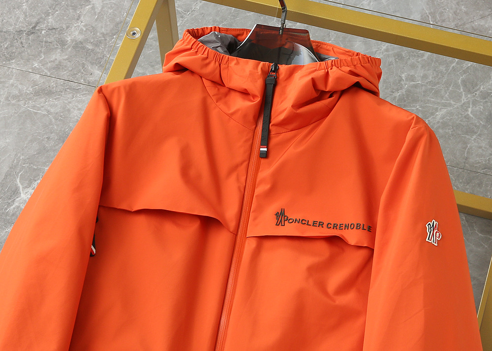 828 MONCLER蒙口2026新春最新出品，连帽防水夹克外套#同步官网发售！该款夹克外层超柔聚酯纤维
