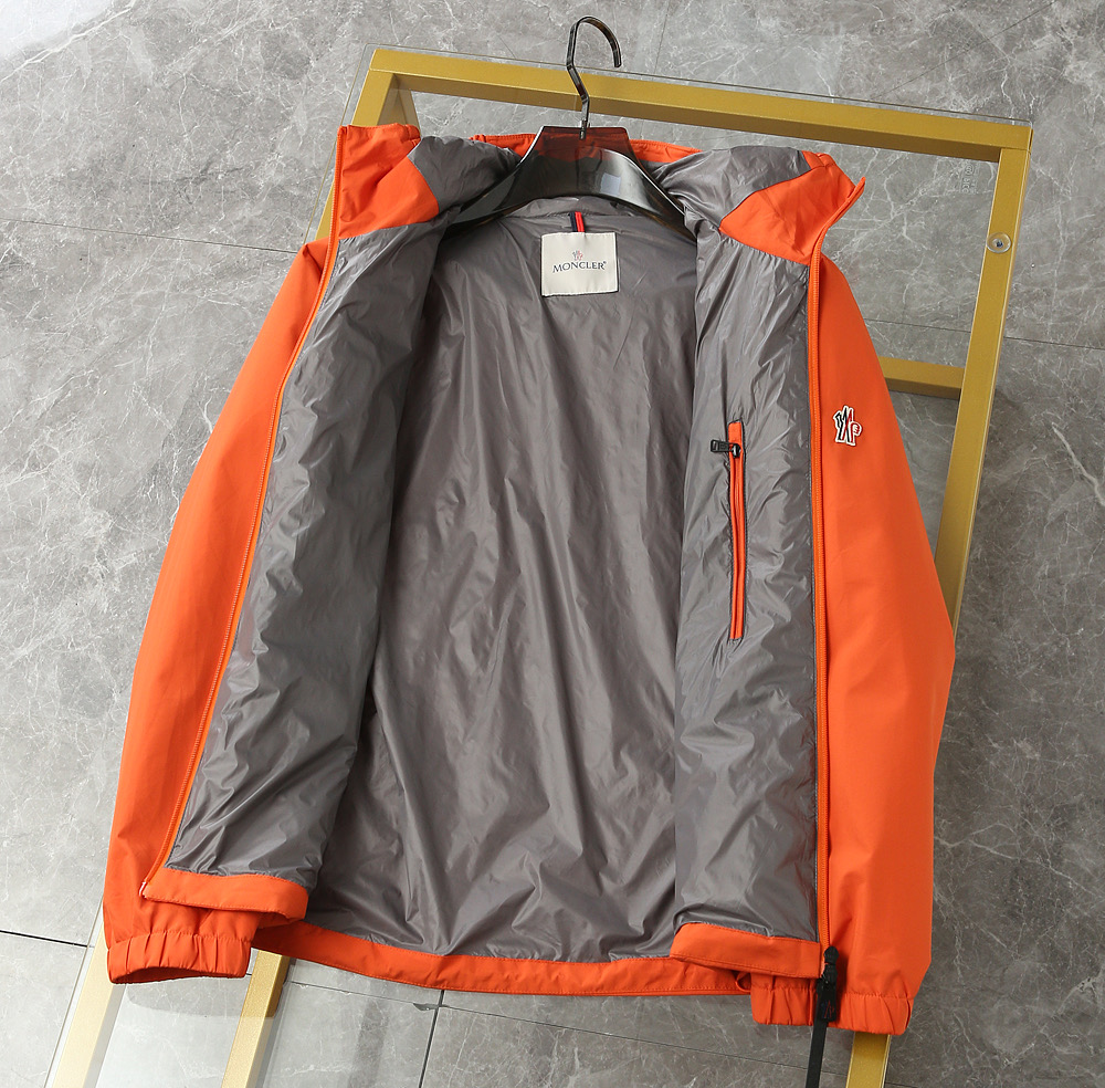 828 MONCLER蒙口2026新春最新出品，连帽防水夹克外套#同步官网发售！该款夹克外层超柔聚酯纤维