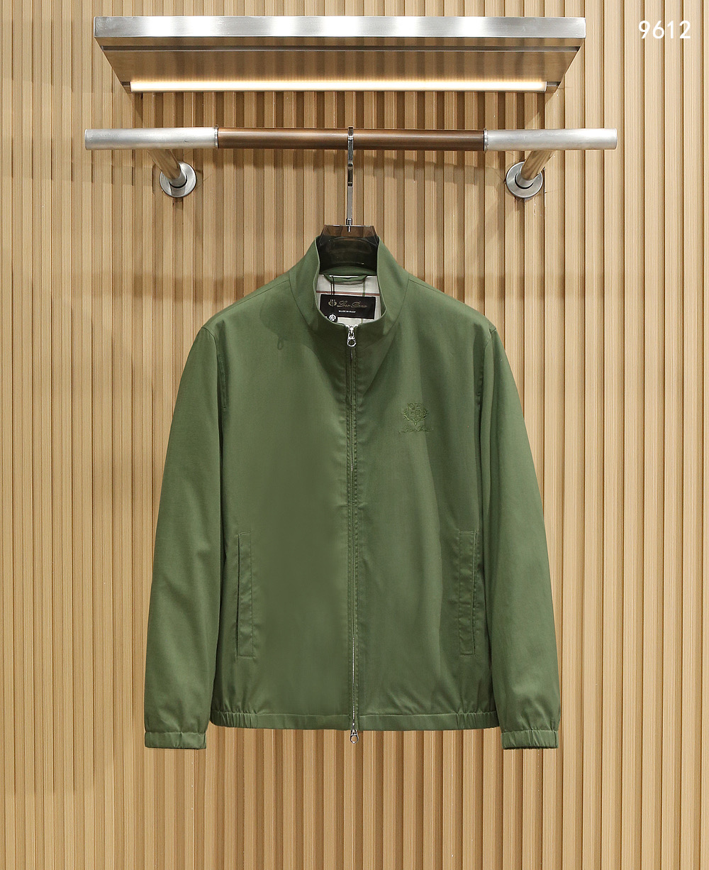9612Loro piana官网同步发售春夏男士夹克甄选优质面料，质感高级又舒适。简约立领设计，利落有型