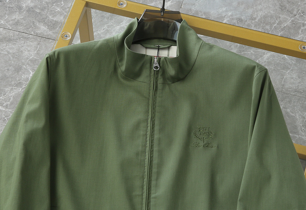 9612Loro piana官网同步发售春夏男士夹克甄选优质面料，质感高级又舒适。简约立领设计，利落有型