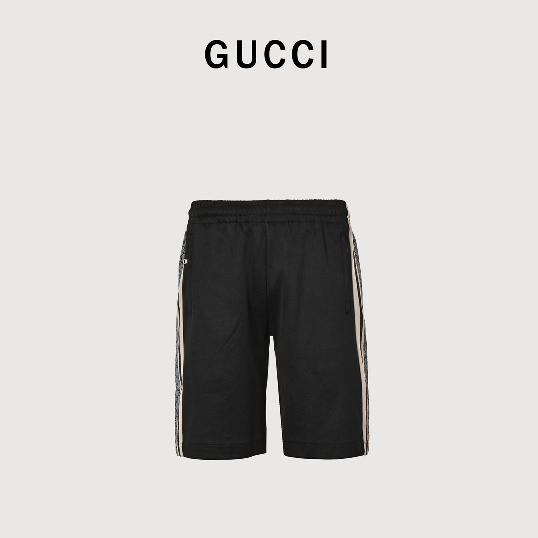本地自取💰160
Gucci/古驰 23ss 侧边蛇纹短裤
单色重磅引爆!经典高街oversize版型，招牌显著，独树一帜的高街风!定织定染面料，五金开模定做，侧边印花偏藏青色，纹路数码印花制版剪裁，一对一纹路，定织定做，每一个眼位，细节足够出众，百搭实穿型!男女同款入!颜色:黑色

款式编号：C-D-56056056018

Size：S M L XL