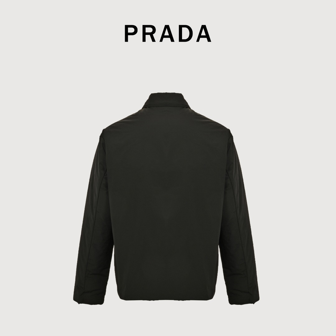 本地自取💰420 PRADA普拉达PRD 三角标小方领棉服外套 Raf Simons 沿用21老款之后版型升级，采用100%环保舒适的再生尼龙面料 。色牢度和稳定性更高，全新ECONYL再生尼龙，现在并用于制作全新Prada再生尼龙系列包袋，服饰系列。充棉量280G，定制Prada五金真皮标克重 品质 细节 原版同步 ，100%还原正品所有细节，此款新款落肩款，后背有挂钩小设计感十足，领口有弯度设计，更加时髦。高街版型 Size：S-XL