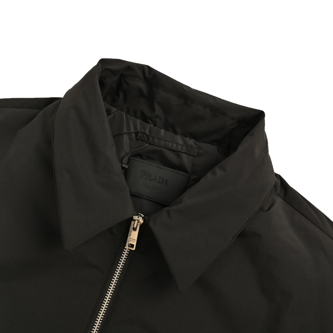 本地自取💰420 PRADA普拉达PRD 三角标小方领棉服外套 Raf Simons 沿用21老款之后版型升级，采用100%环保舒适的再生尼龙面料 。色牢度和稳定性更高，全新ECONYL再生尼龙，现在并用于制作全新Prada再生尼龙系列包袋，服饰系列。充棉量280G，定制Prada五金真皮标克重 品质 细节 原版同步 ，100%还原正品所有细节，此款新款落肩款，后背有挂钩小设计感十足，领口有弯度设计，更加时髦。高街版型 Size：S-XL