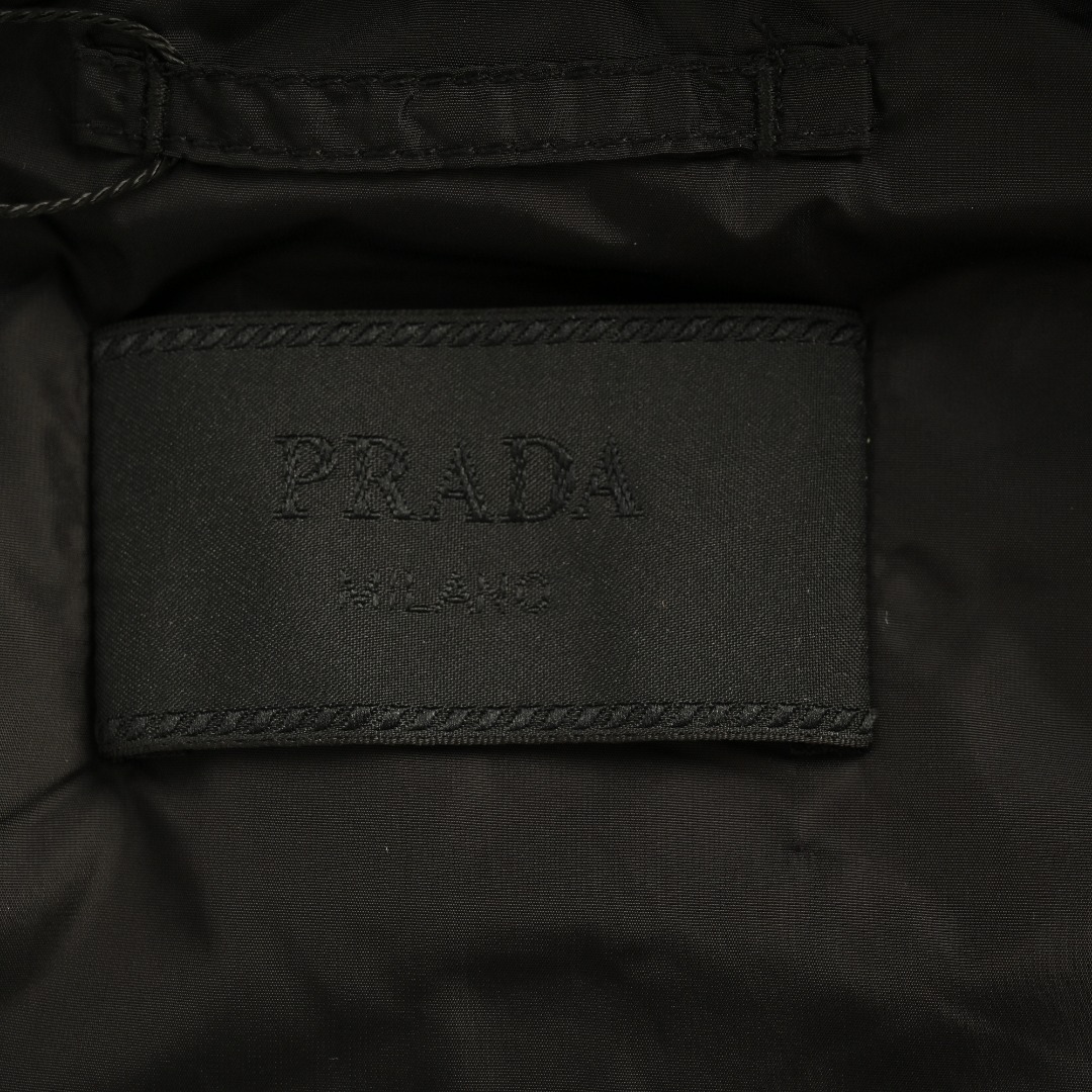 本地自取💰420 PRADA普拉达PRD 三角标小方领棉服外套 Raf Simons 沿用21老款之后版型升级，采用100%环保舒适的再生尼龙面料 。色牢度和稳定性更高，全新ECONYL再生尼龙，现在并用于制作全新Prada再生尼龙系列包袋，服饰系列。充棉量280G，定制Prada五金真皮标克重 品质 细节 原版同步 ，100%还原正品所有细节，此款新款落肩款，后背有挂钩小设计感十足，领口有弯度设计，更加时髦。高街版型 Size：S-XL