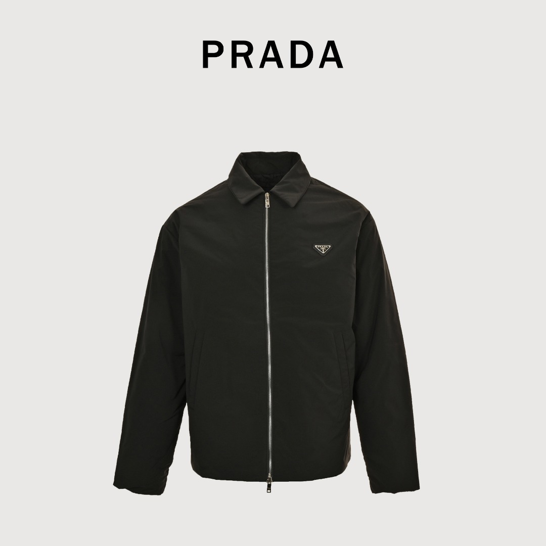 本地自取💰420 PRADA普拉达PRD 三角标小方领棉服外套 Raf Simons 沿用21老款之后版型升级，采用100%环保舒适的再生尼龙面料 。色牢度和稳定性更高，全新ECONYL再生尼龙，现在并用于制作全新Prada再生尼龙系列包袋，服饰系列。充棉量280G，定制Prada五金真皮标克重 品质 细节 原版同步 ，100%还原正品所有细节，此款新款落肩款，后背有挂钩小设计感十足，领口有弯度设计，更加时髦。高街版型 Size：S-XL
