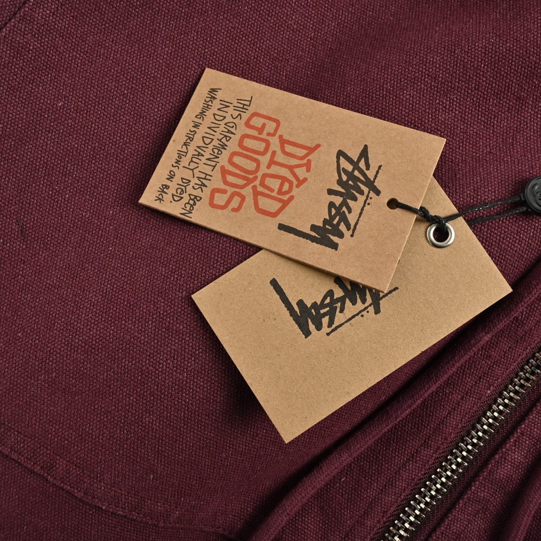 本地自取💰320
Stussy斯图西 水洗做旧字母刺绣黑8 连帽棉服外套 高街鼻祖 STUSSY斯图西 起源于美国南加州冲浪圣地 用青年运动浪潮重新定义了休闲服装的设计外观和意识形态 强势横扫街头时装领域 潮流圈简约经典的典范 内里填充了丝绵 手感柔软有厚度 可以让潮流达人保持有型又保暖 男女同款入 水洗做旧面料 原版色泽 内里加棉 胸口字母刺绣 黑8台球刺绣Logo 全套原版三标辅料齐全
SIZE:M-2XL