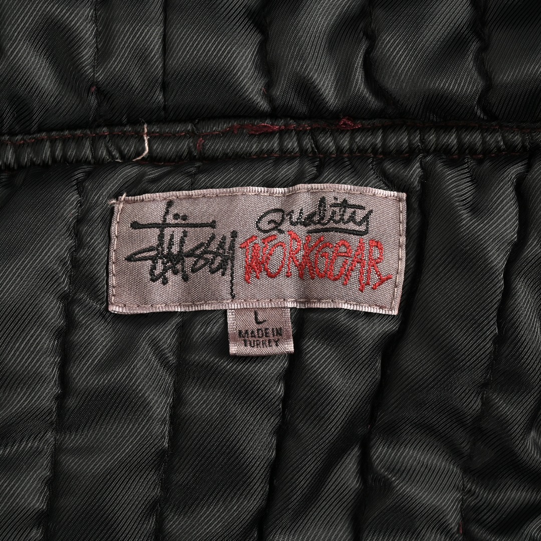 本地自取💰320
Stussy斯图西 水洗做旧字母刺绣黑8 连帽棉服外套 高街鼻祖 STUSSY斯图西 起源于美国南加州冲浪圣地 用青年运动浪潮重新定义了休闲服装的设计外观和意识形态 强势横扫街头时装领域 潮流圈简约经典的典范 内里填充了丝绵 手感柔软有厚度 可以让潮流达人保持有型又保暖 男女同款入 水洗做旧面料 原版色泽 内里加棉 胸口字母刺绣 黑8台球刺绣Logo 全套原版三标辅料齐全
SIZE:M-2XL