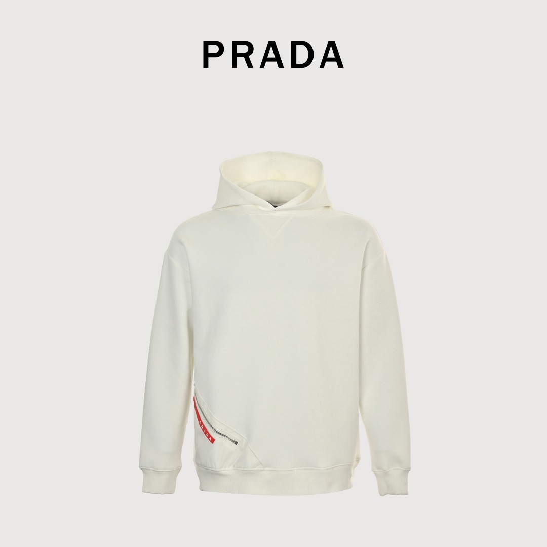 本地自取💰260 
Prada/普拉达 下摆红条拉链口袋连帽卫衣
官网同款，简约大气，采用高支高密双股空气层长绒棉面料，兼具保暖跟舒适，五金辅料跟原版，拉链口袋设计，更具特色。  
颜色：黑色、白色        
Size:S-XL