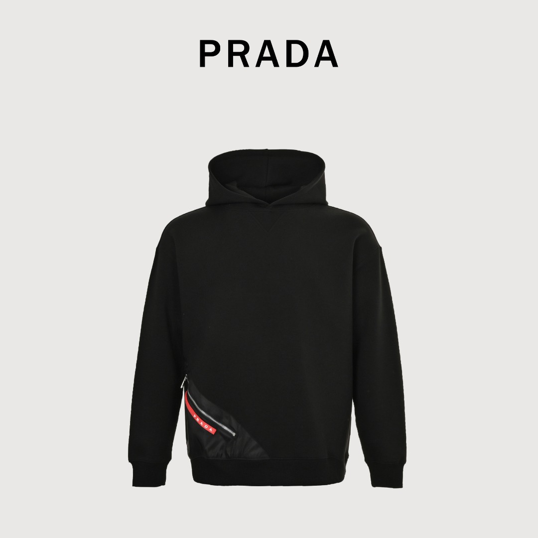 本地自取💰260 
Prada/普拉达 下摆红条拉链口袋连帽卫衣
官网同款，简约大气，采用高支高密双股空气层长绒棉面料，兼具保暖跟舒适，五金辅料跟原版，拉链口袋设计，更具特色。  
颜色：黑色、白色        
Size:S-XL