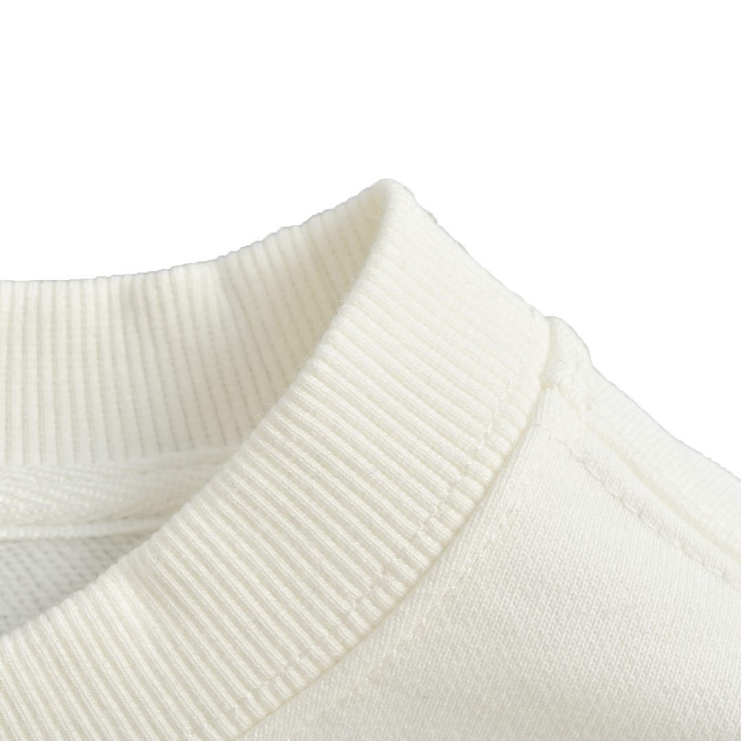 本地自取💰220 Balenciaga巴黎世家×三叶草印花圆领卫衣 专柜同步,面料采用巴黎,ZP定织定染.全棉卫衣.克重460克大毛圈,布面干净.布纹清晰,柔软舒适。螺纹釆用定染无色差。经典图案采用环保进口材料印花,精密印花网板,字母清晰,效果立体,还原砖柜. 版型釆用OS宽松落肩版型. 男女同款 货号1219190003 颜色:黑色.白色. 尺码: S M L XL XXL