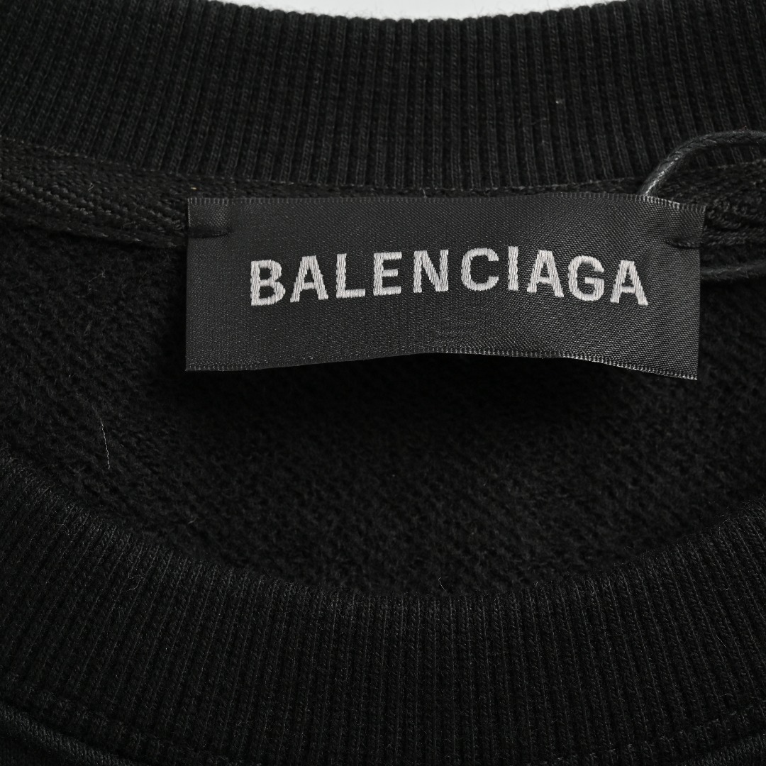本地自取💰220 Balenciaga巴黎世家×三叶草印花圆领卫衣 专柜同步,面料采用巴黎,ZP定织定染.全棉卫衣.克重460克大毛圈,布面干净.布纹清晰,柔软舒适。螺纹釆用定染无色差。经典图案采用环保进口材料印花,精密印花网板,字母清晰,效果立体,还原砖柜. 版型釆用OS宽松落肩版型. 男女同款 货号1219190003 颜色:黑色.白色. 尺码: S M L XL XXL