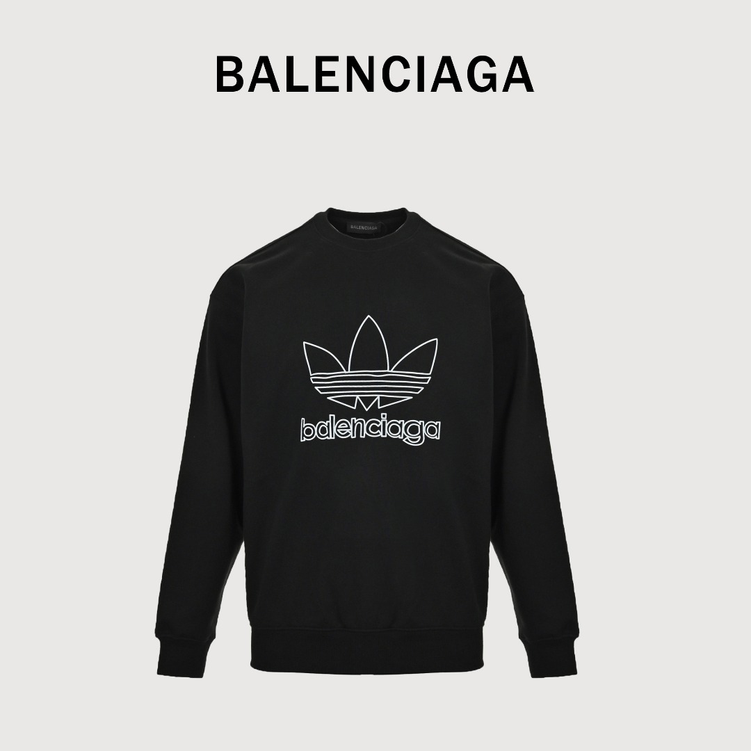 本地自取💰220 Balenciaga巴黎世家×三叶草印花圆领卫衣 专柜同步,面料采用巴黎,ZP定织定染.全棉卫衣.克重460克大毛圈,布面干净.布纹清晰,柔软舒适。螺纹釆用定染无色差。经典图案采用环保进口材料印花,精密印花网板,字母清晰,效果立体,还原砖柜. 版型釆用OS宽松落肩版型. 男女同款 货号1219190003 颜色:黑色.白色. 尺码: S M L XL XXL