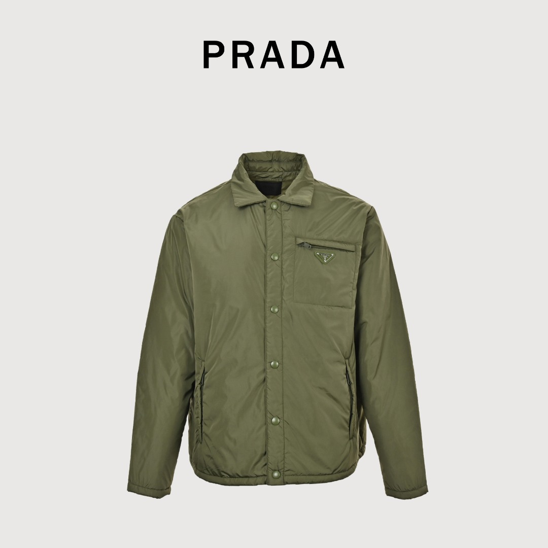 本地自取💰380
 Prada 普拉达 24FW 口袋拉链棉服外套
面料定制高密度尼龙面料，内里充棉克重一致。虽然全幅没有图案Logo，但是我想经典的三角标标识已经够有辨识度了，实物太有质感太舒服了，上身休闲随意的感觉真的非常适合这个季节，随便一搭毛衣或卫衣又非常的酷飒，上身棉服内里加厚，版型Os风格，黑白真的很百搭。进口机器车缝，整体走线拼接处干净整洁，线距密度均匀一致，顶级混穿级别。五金开模全钢电镀，三角标字体精雕配十字纹皮牌，纽扣拉链细节尺寸颜色。
尺码：S-XL