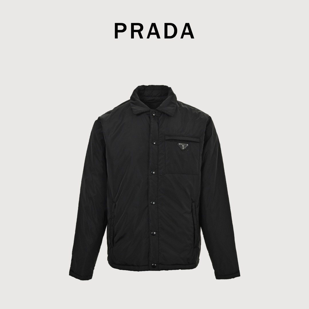 本地自取💰380
 Prada 普拉达 24FW 口袋拉链棉服外套
面料定制高密度尼龙面料，内里充棉克重一致。虽然全幅没有图案Logo，但是我想经典的三角标标识已经够有辨识度了，实物太有质感太舒服了，上身休闲随意的感觉真的非常适合这个季节，随便一搭毛衣或卫衣又非常的酷飒，上身棉服内里加厚，版型Os风格，黑白真的很百搭。进口机器车缝，整体走线拼接处干净整洁，线距密度均匀一致，顶级混穿级别。五金开模全钢电镀，三角标字体精雕配十字纹皮牌，纽扣拉链细节尺寸颜色。
尺码：S-XL